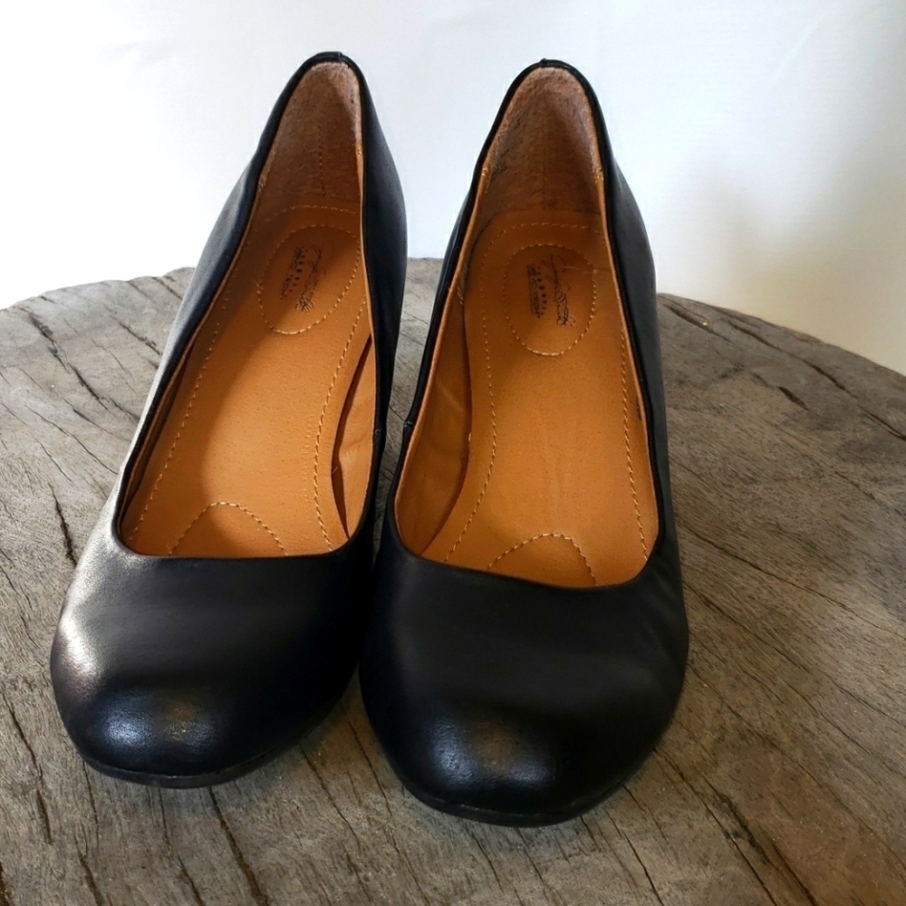 Jaclyn Smith black leather heels 6.5